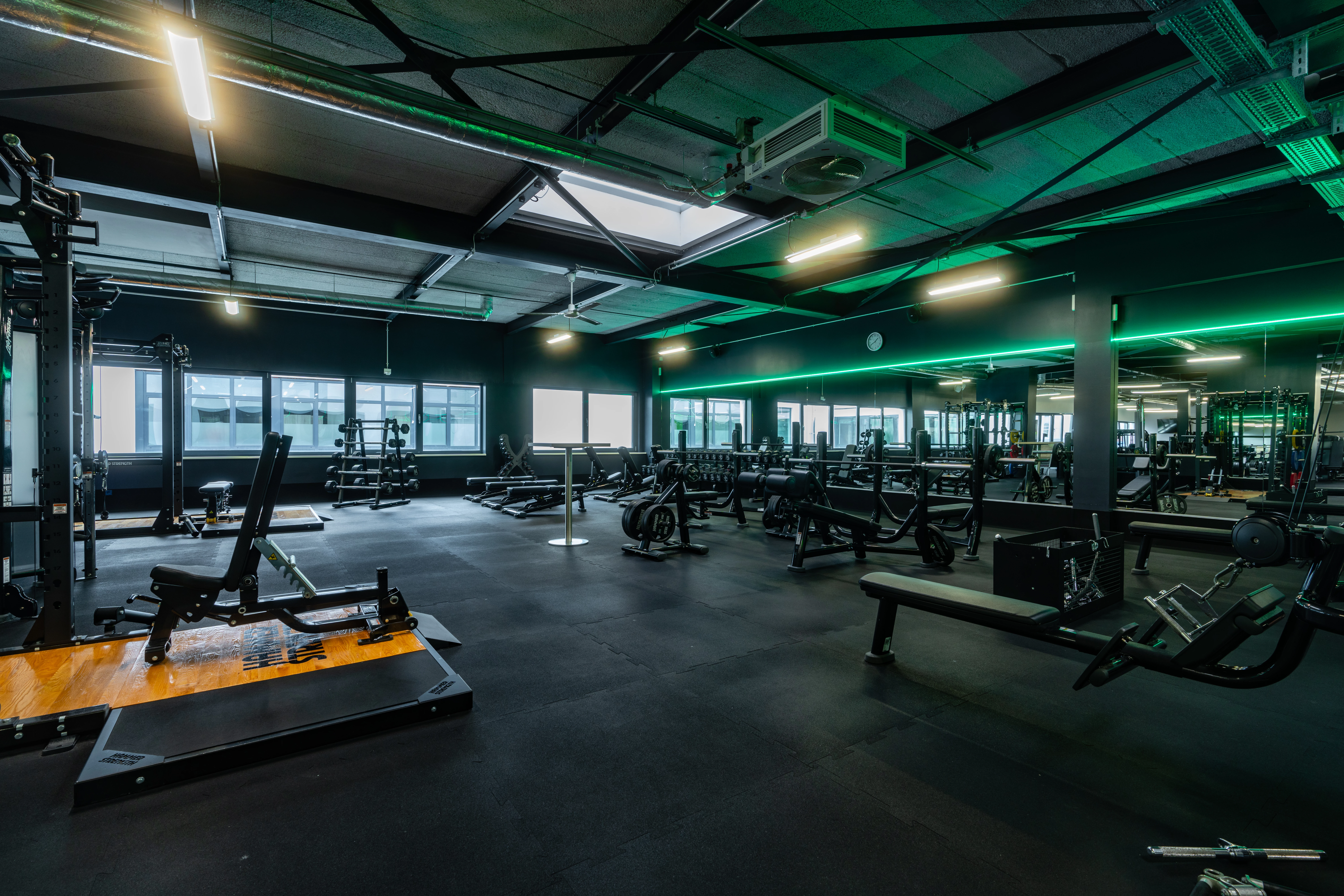 Mitglieder trainieren gemeinsam im Studio