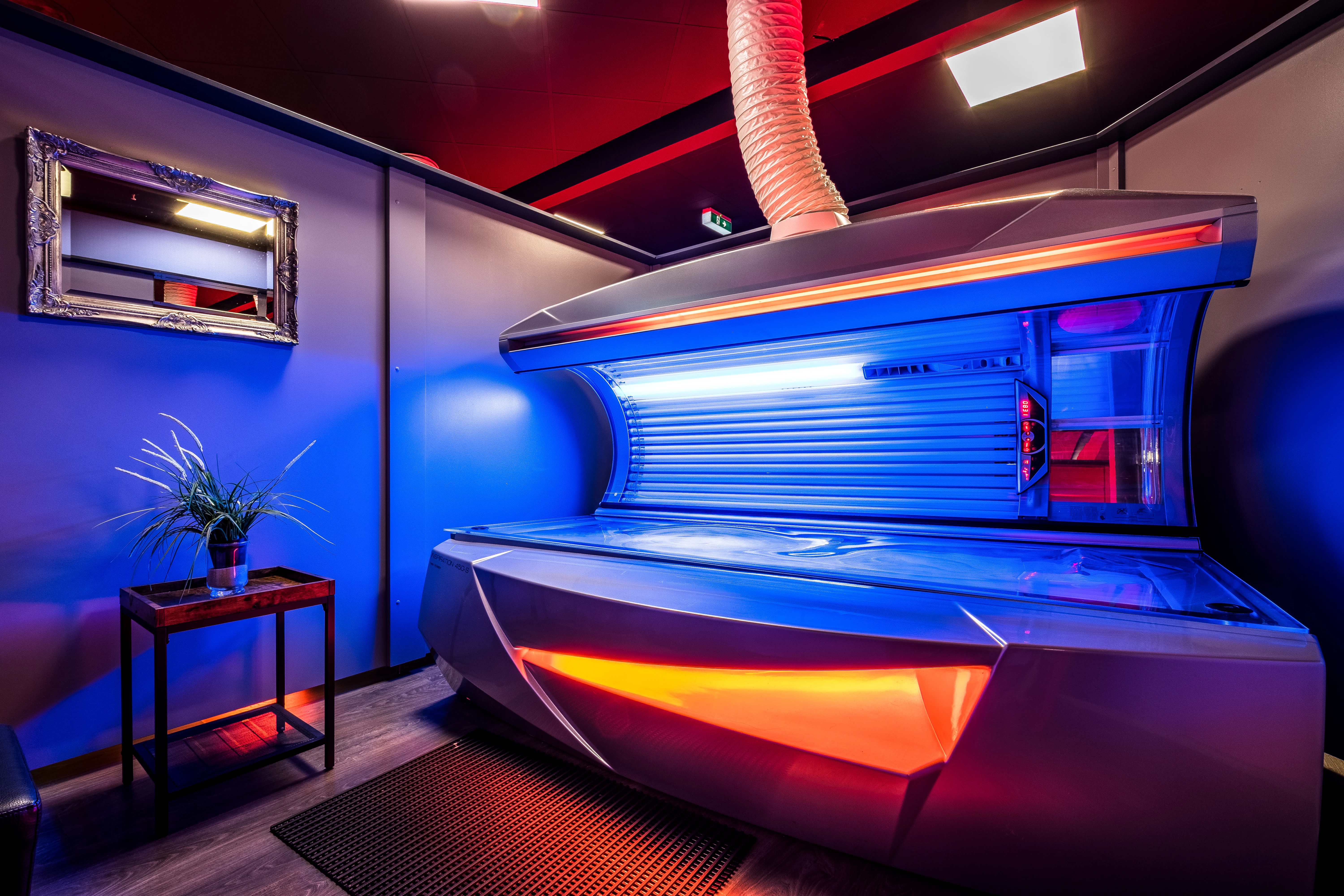 Sonnenbank in einem separaten Raum im Wellnessbereich des Fitnessstudios