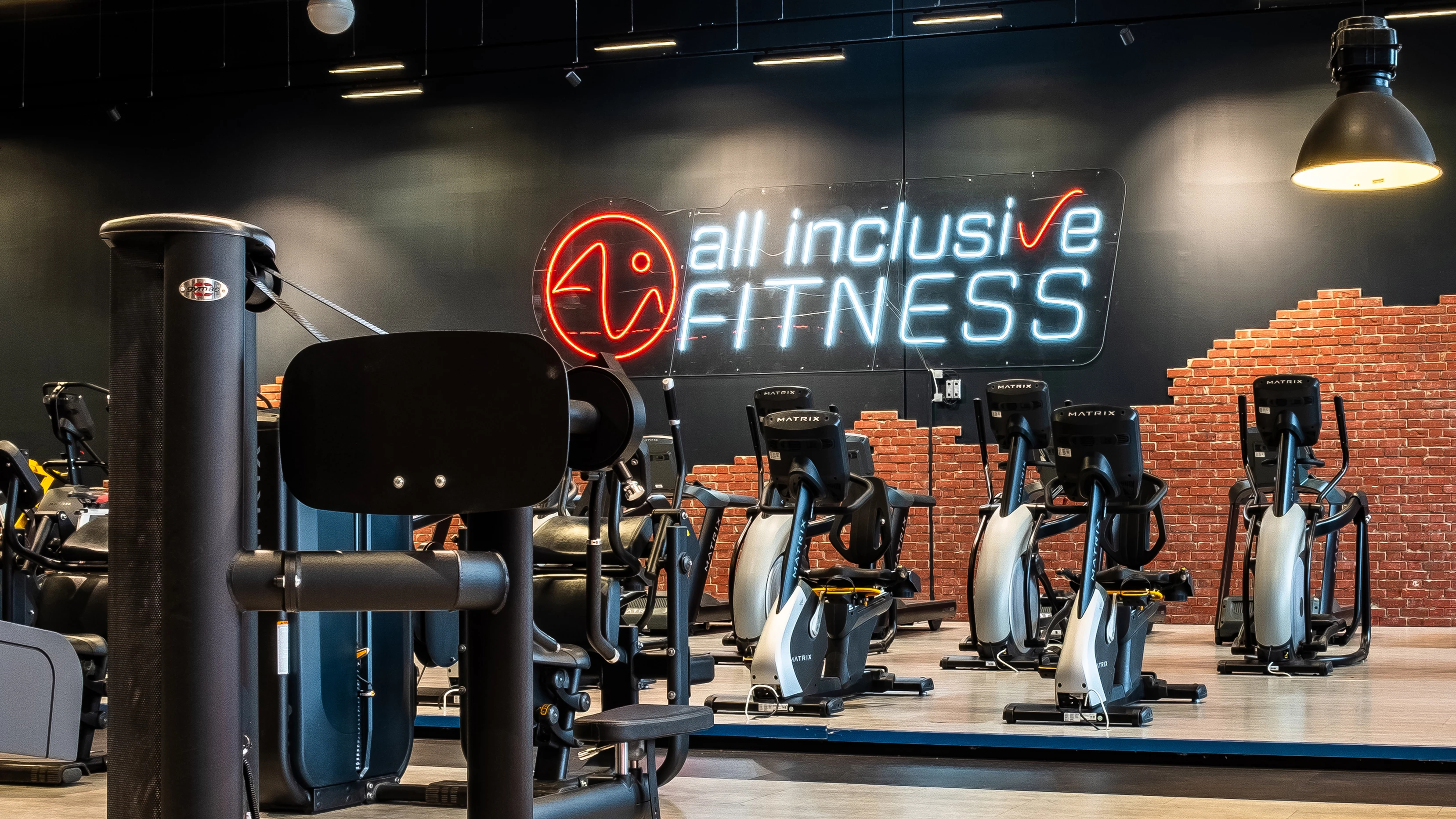 Fitnessstudio mit Ausdauergeräten. Text: ‚ONE BRAND – Aus BestFit, jumpers fitness und all inclusive Fitness wird all inclusive Fitness