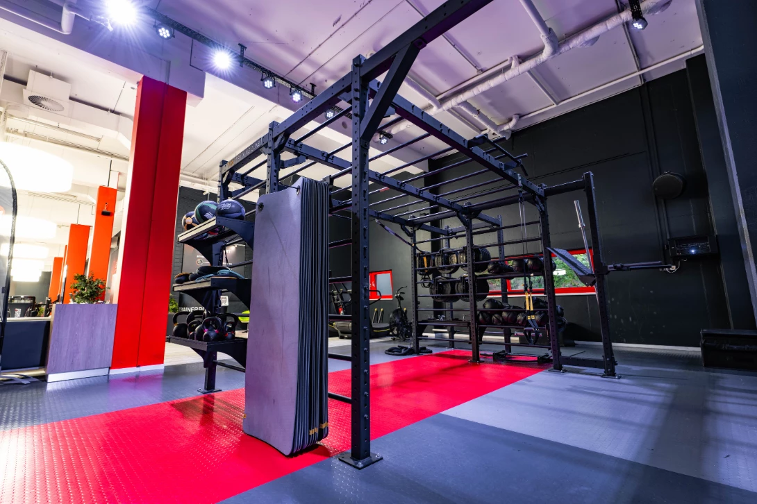 Fucntional Training Mitglied Mann an Kinesis Wand mit Trainer