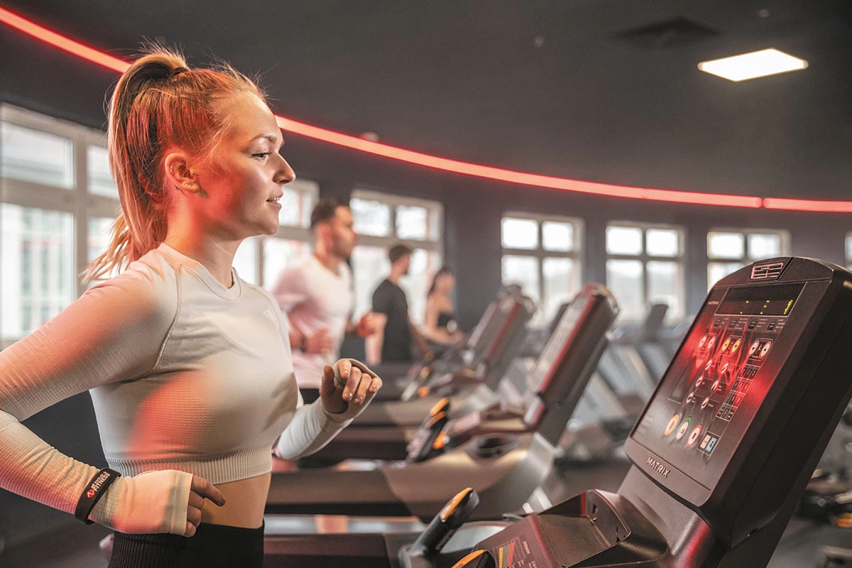 Frau auf Laufband