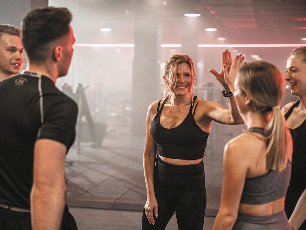 Gruppe im Fitnessstudio