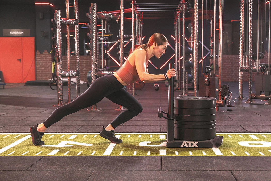 Frau trainiert in Functional Area