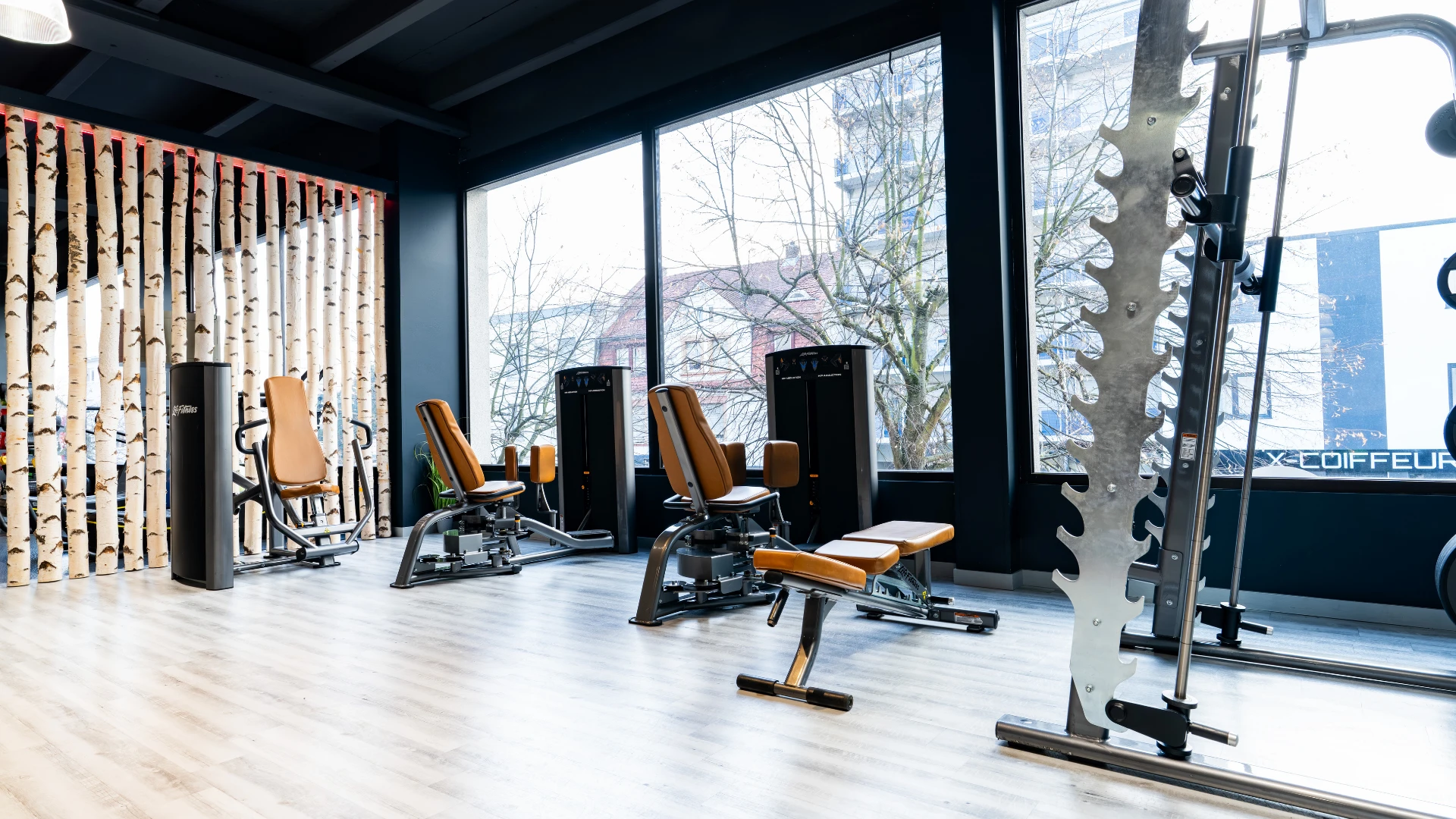 jumpers fitness Functional Training Mann mit Trainer an Kinesis Wand