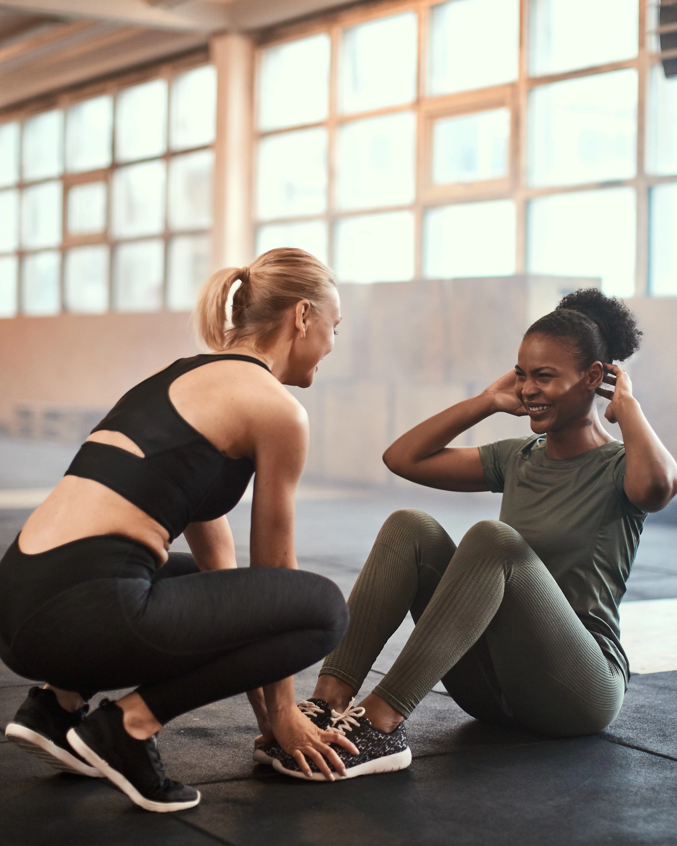 Zwei Frauen trainieren gemeinsam im Studio. Text: ‚United let’s move 2025 – Eine Woche gratis Sport überall in Deutschland, dieses Jahr auch mit Urban Sports Club
