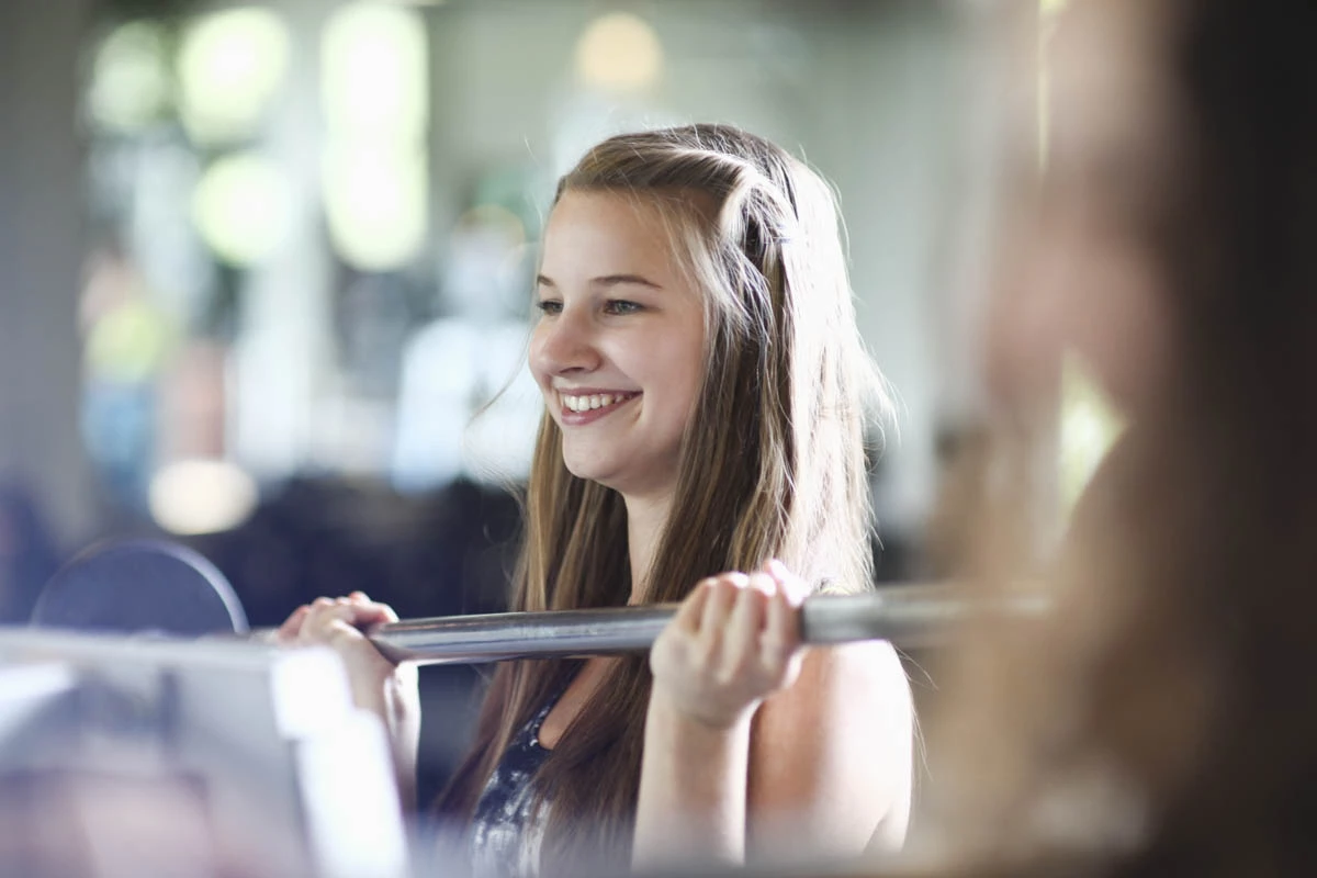 Teenager Mädchen im Fitnessstudio