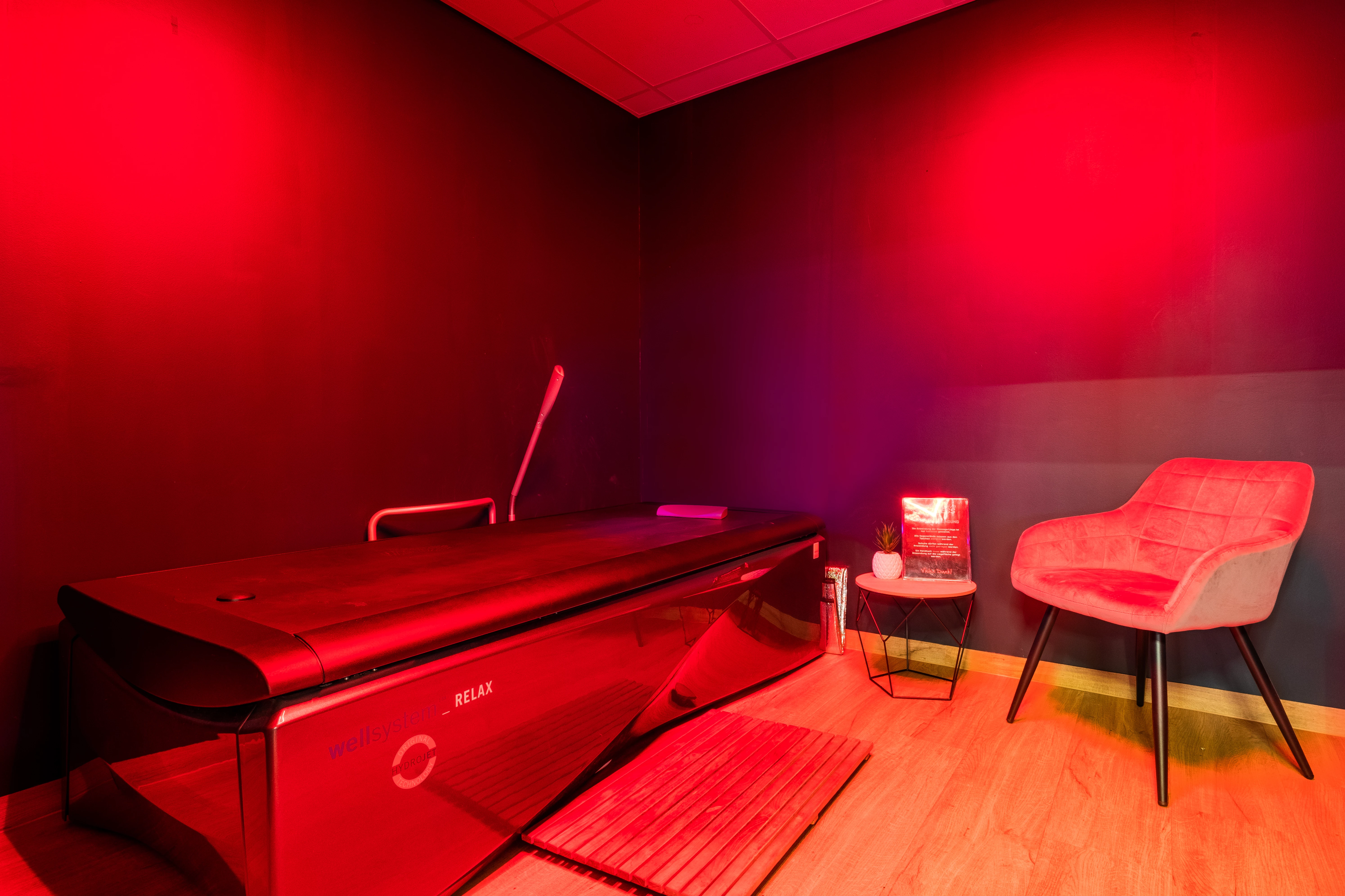 Entspannungsraum mit moderner Massageliege – wohltuende Regeneration nach dem Training bei all inclusive Fitness.