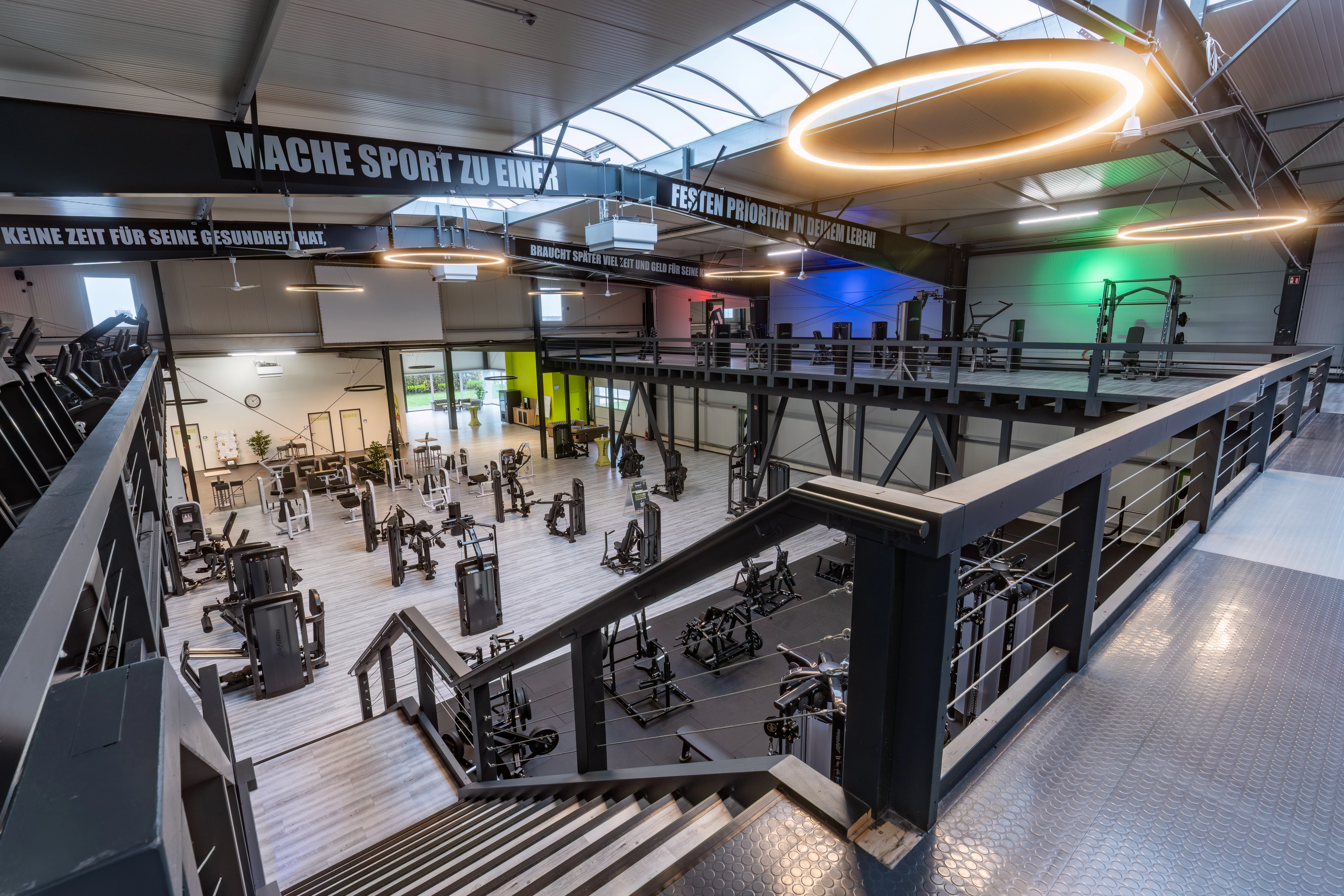 Mitglieder trainieren gemeinsam im Studio