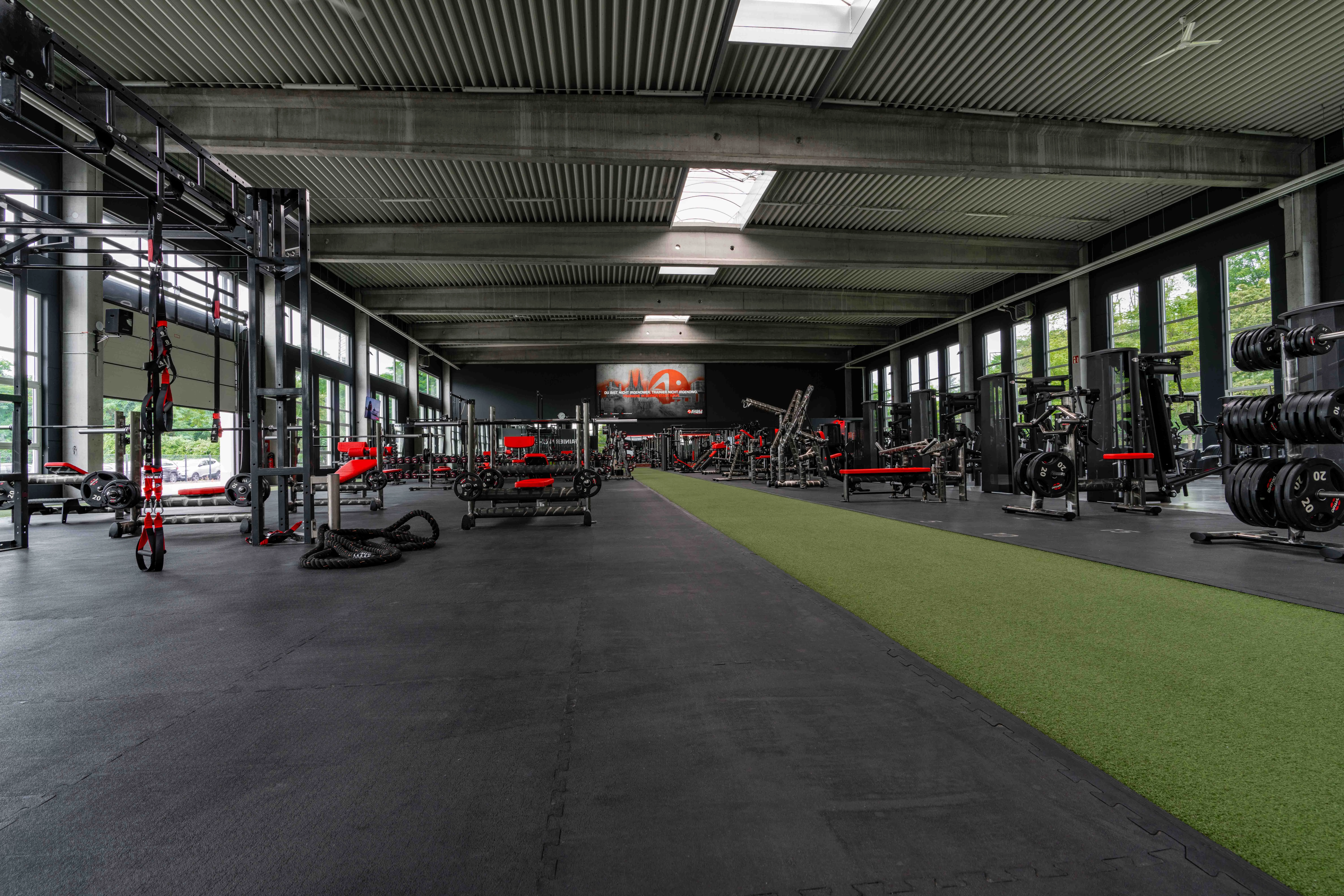 Mitglieder trainieren gemeinsam im Studio