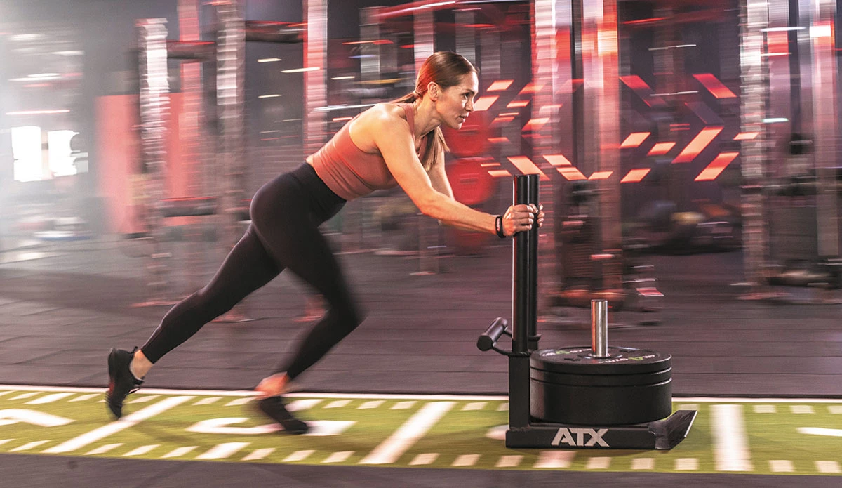 Frau trainiert im Functional Bereich