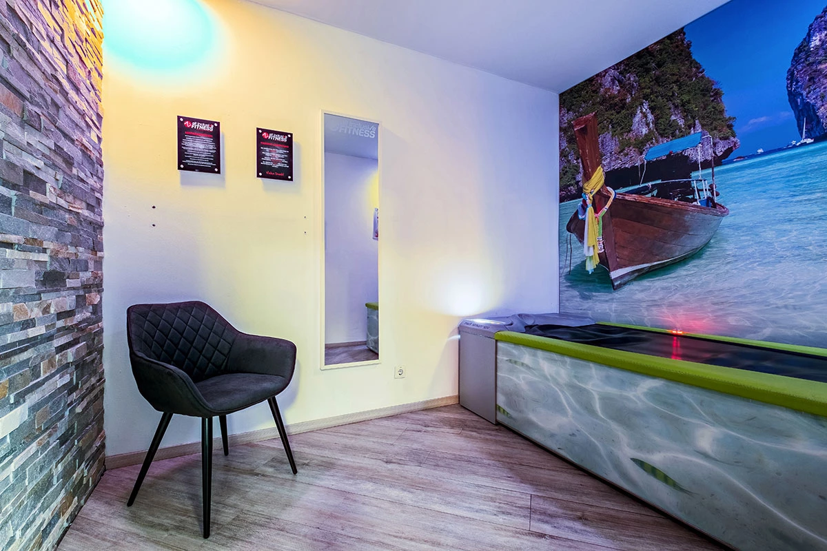 Entspannungsraum mit moderner Massageliege – wohltuende Regeneration nach dem Training bei all inclusive Fitness.