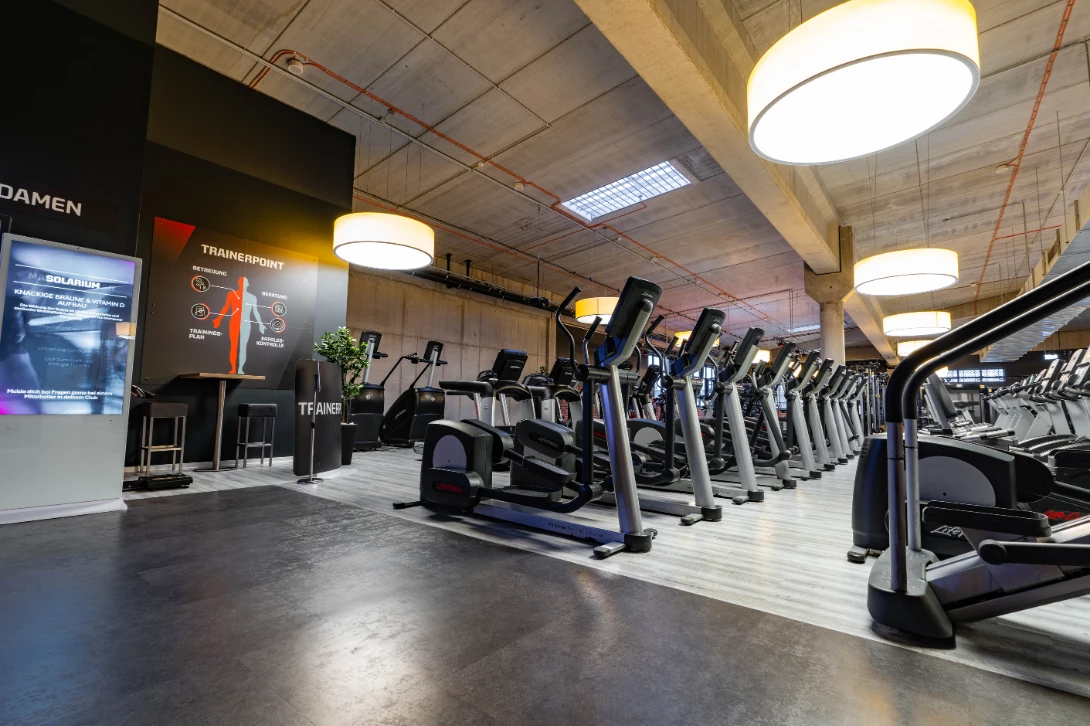 Mitglieder trainieren gemeinsam im Studio