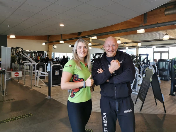 jumpers fitness Studio Wiesbaden Viviane mit Kooperationspartner Fight Arena