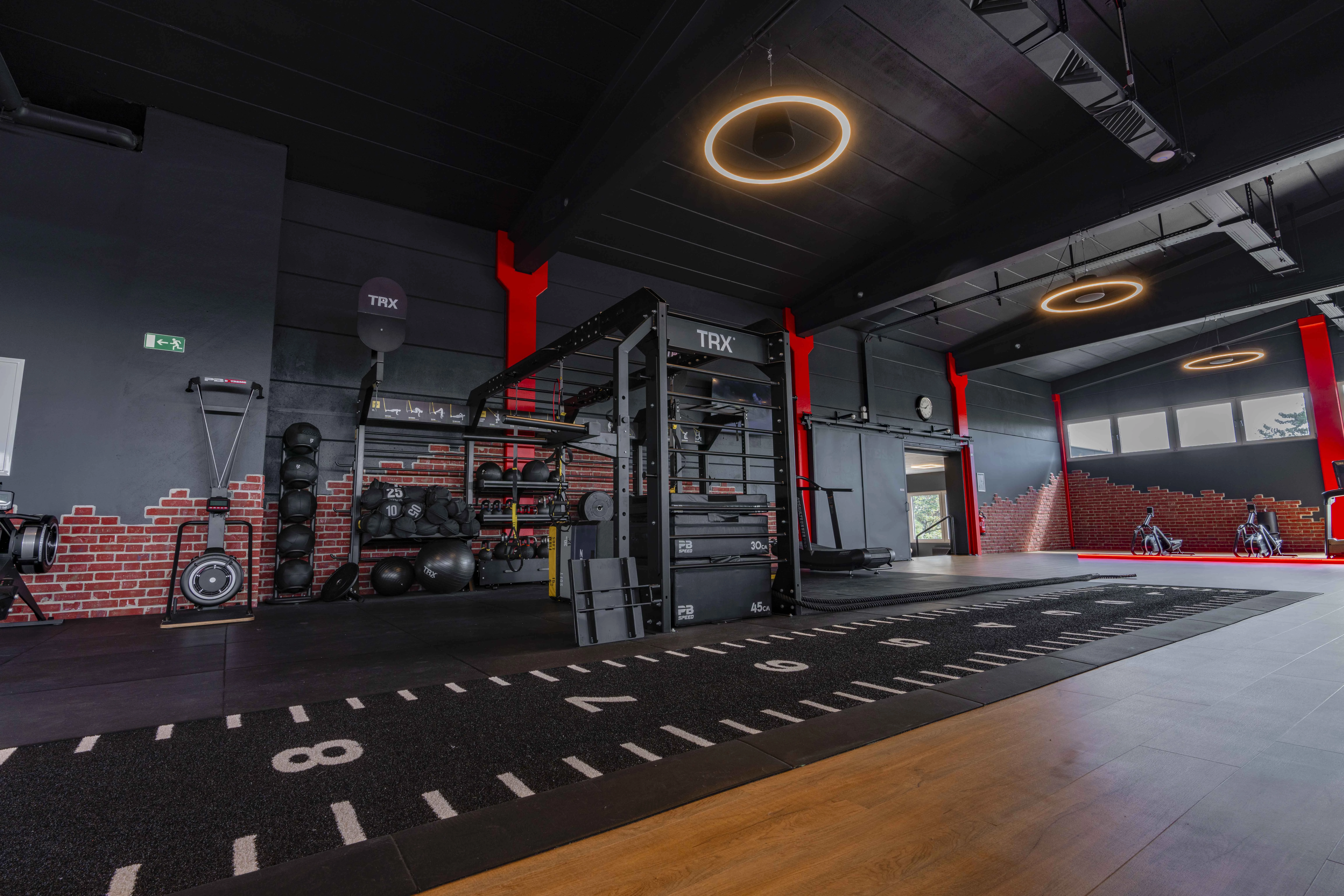 Innenansicht eines Fitnessstudios. Text: ‚FIT STAR wird Teil von all inclusive Fitness.