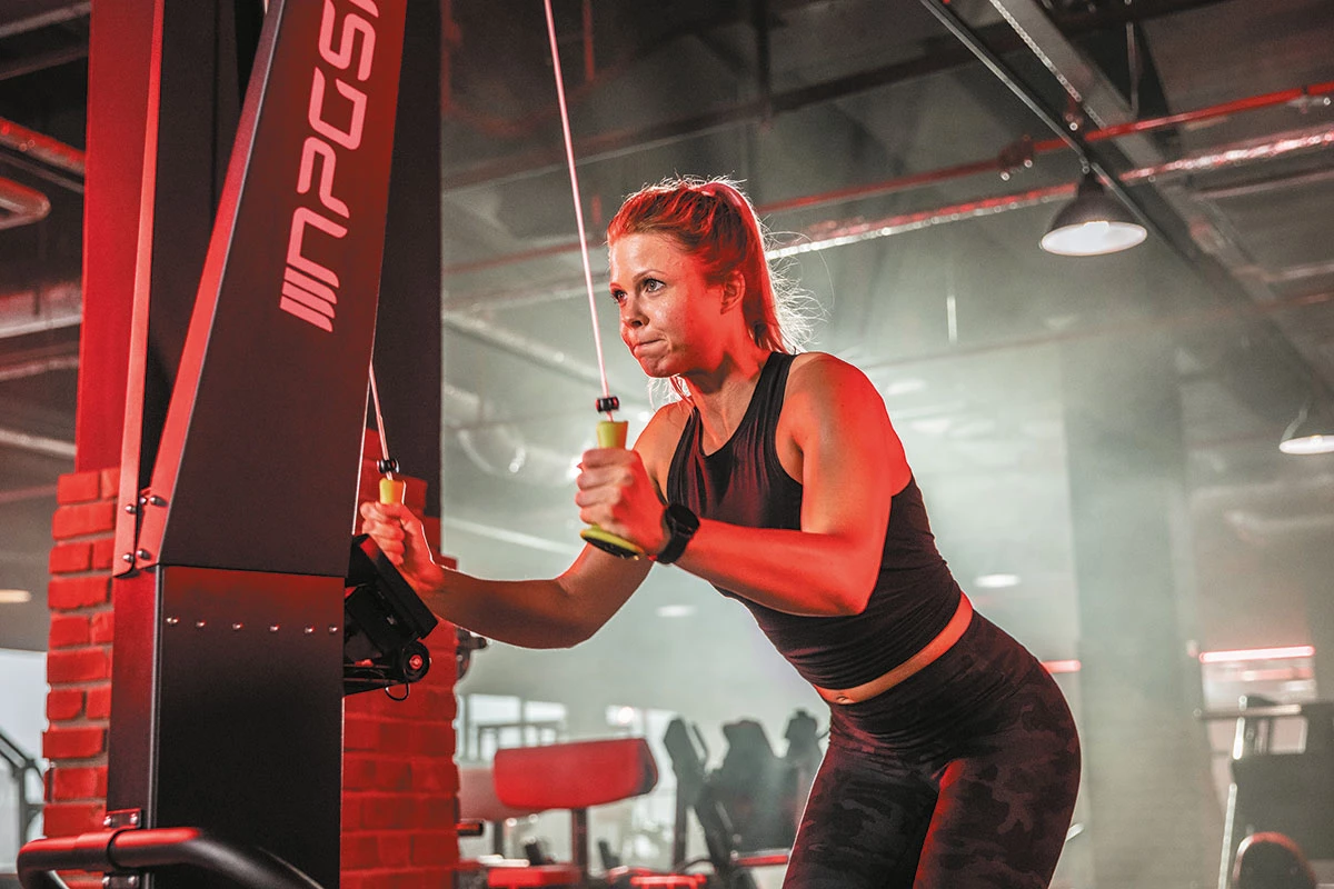 Sportlerin beim Training am Ski-Ergometer – funktionelles Ganzkörpertraining für Kraft und Ausdauer im Studio
