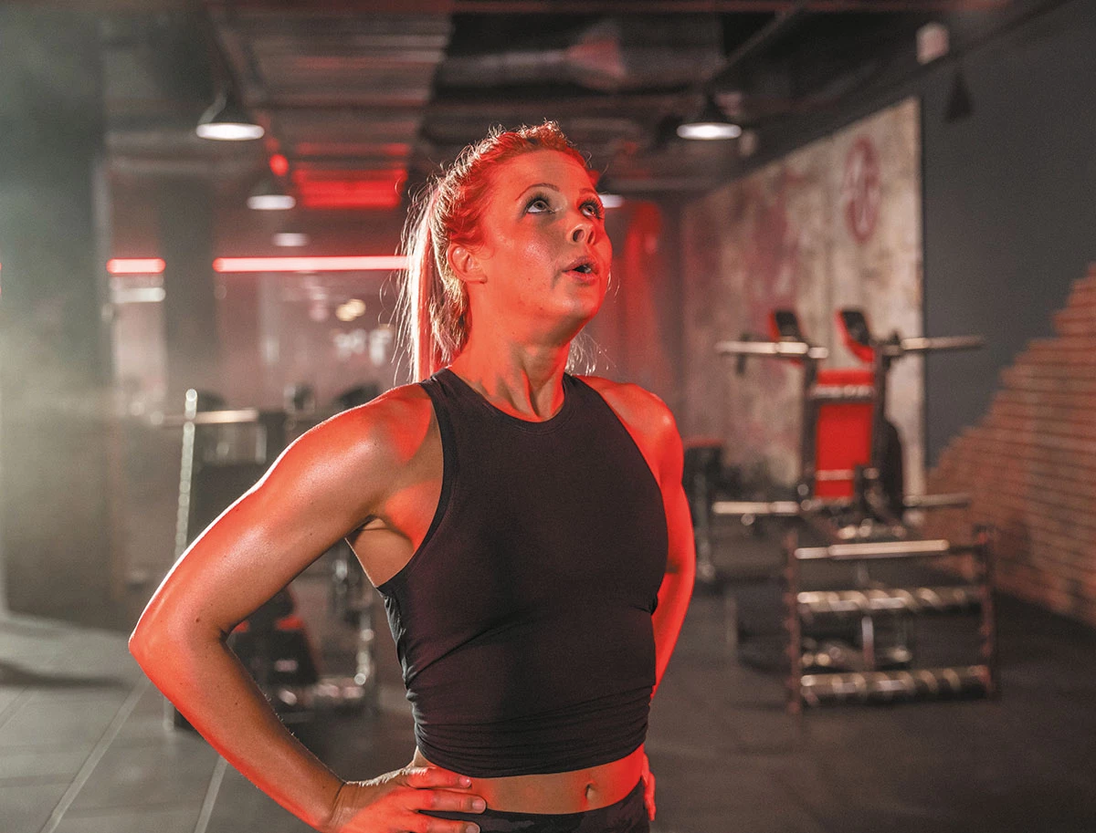 Frau im Fitnessstudio