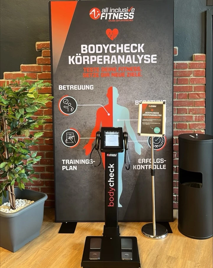 Trainer zeigt Mitglied korrekte Technik