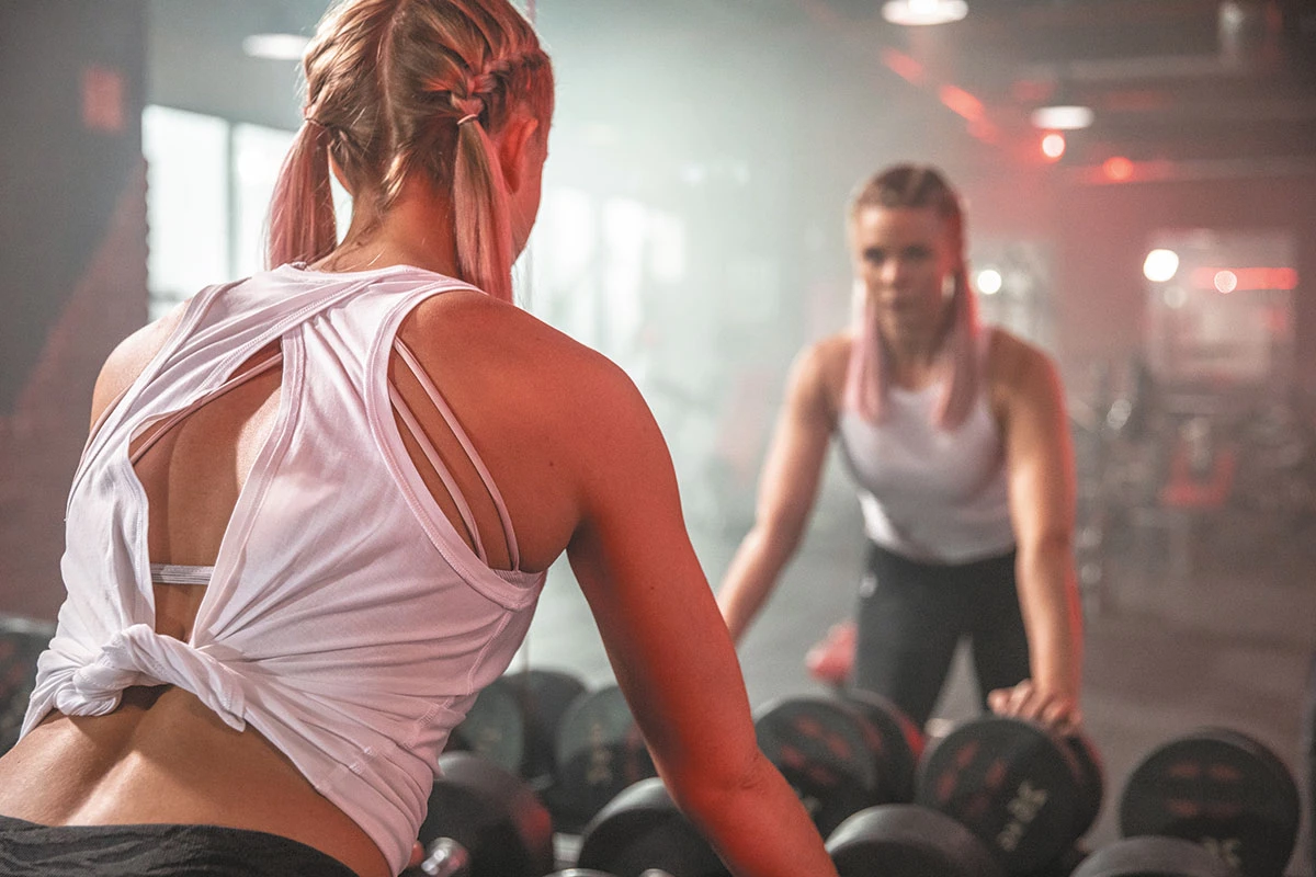 Frau trainiert mit Kurzhanteln