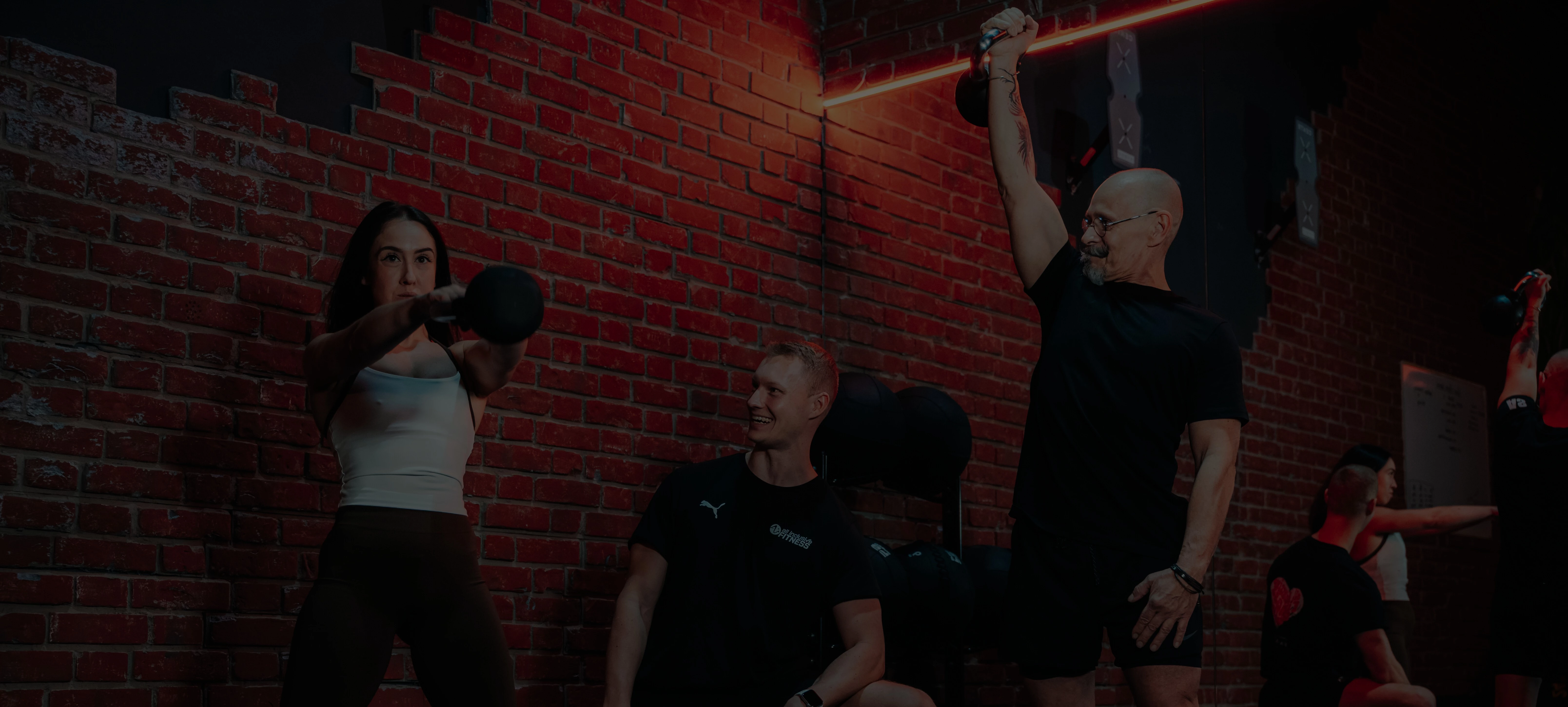 Fitnessstudio mit Geräte im dunklen Stil gehalten