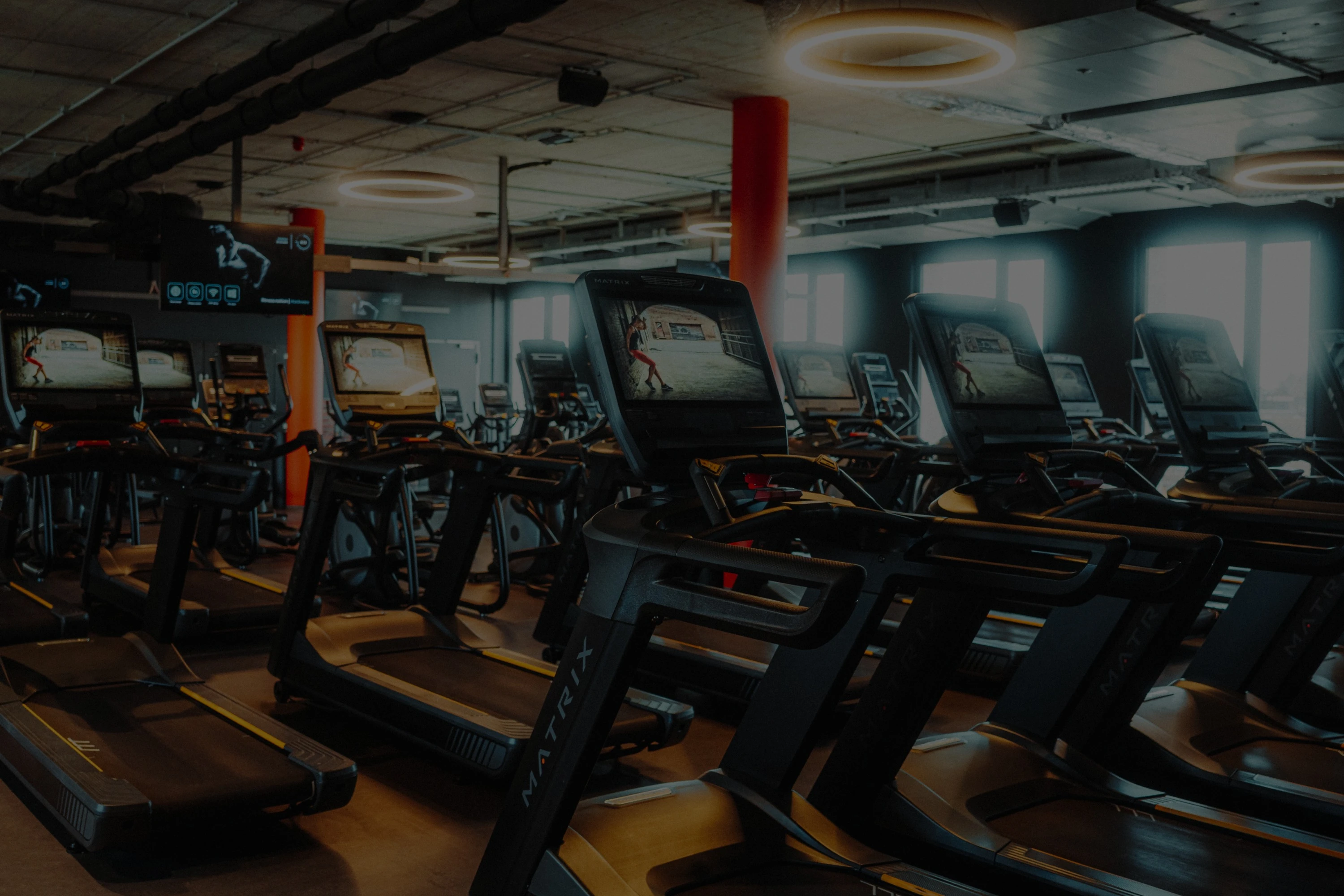 Zwei Personen trainieren zusammen an einem Kraftgerät im Fitnessstudio