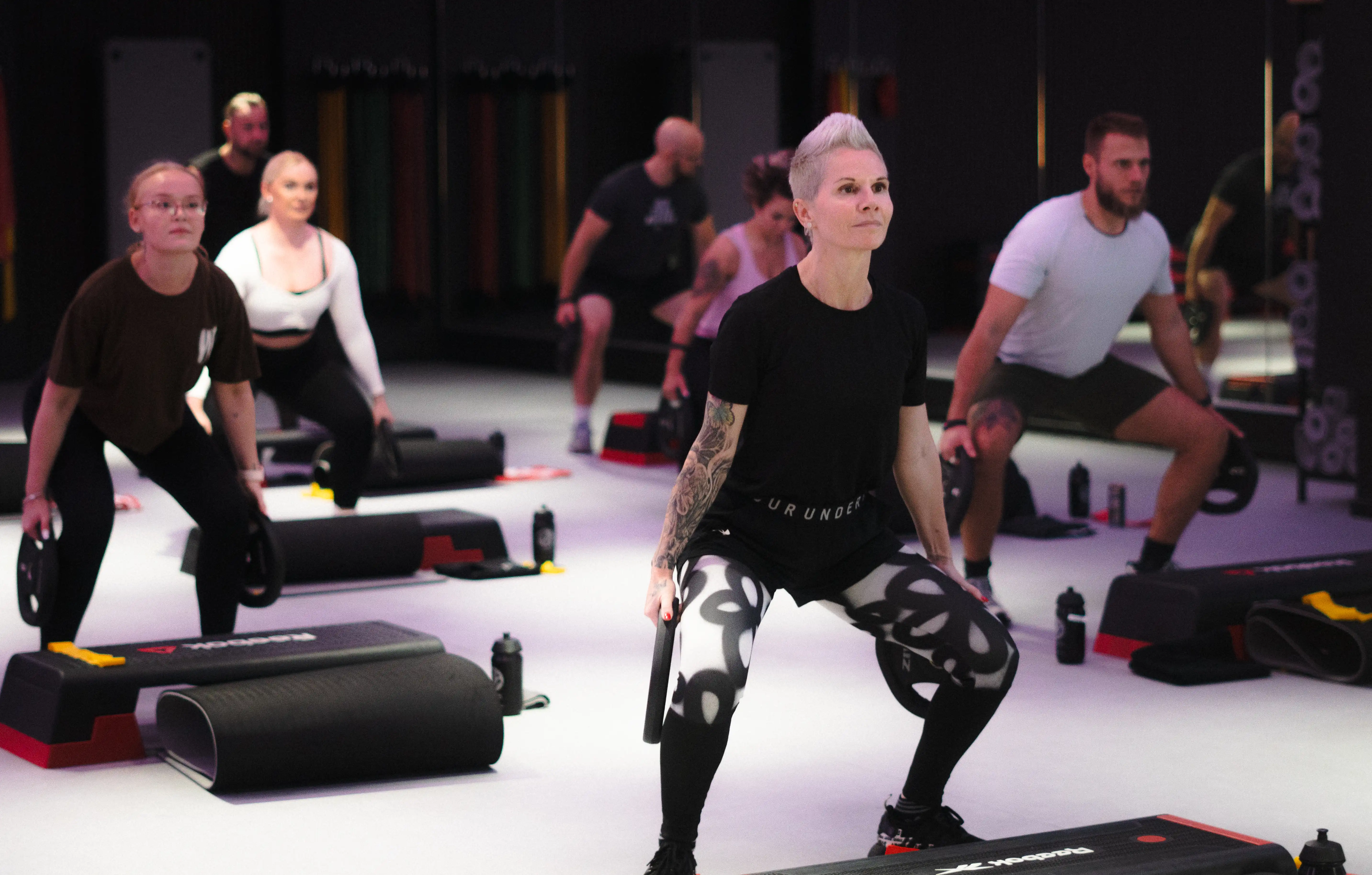 Gruppenkurs beim funktionellen Training mit Step-Boards – intensives Ganzkörpertraining bei all inclusive Fitness