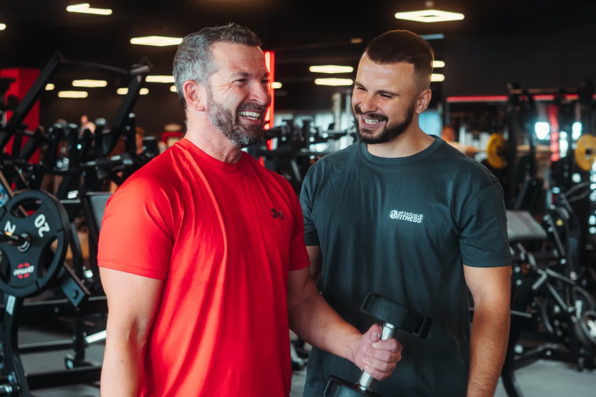 Frau im Studio beim konzentrierten Stretching – Fokus und Körperspannung im Training bei all inclusive Fitness