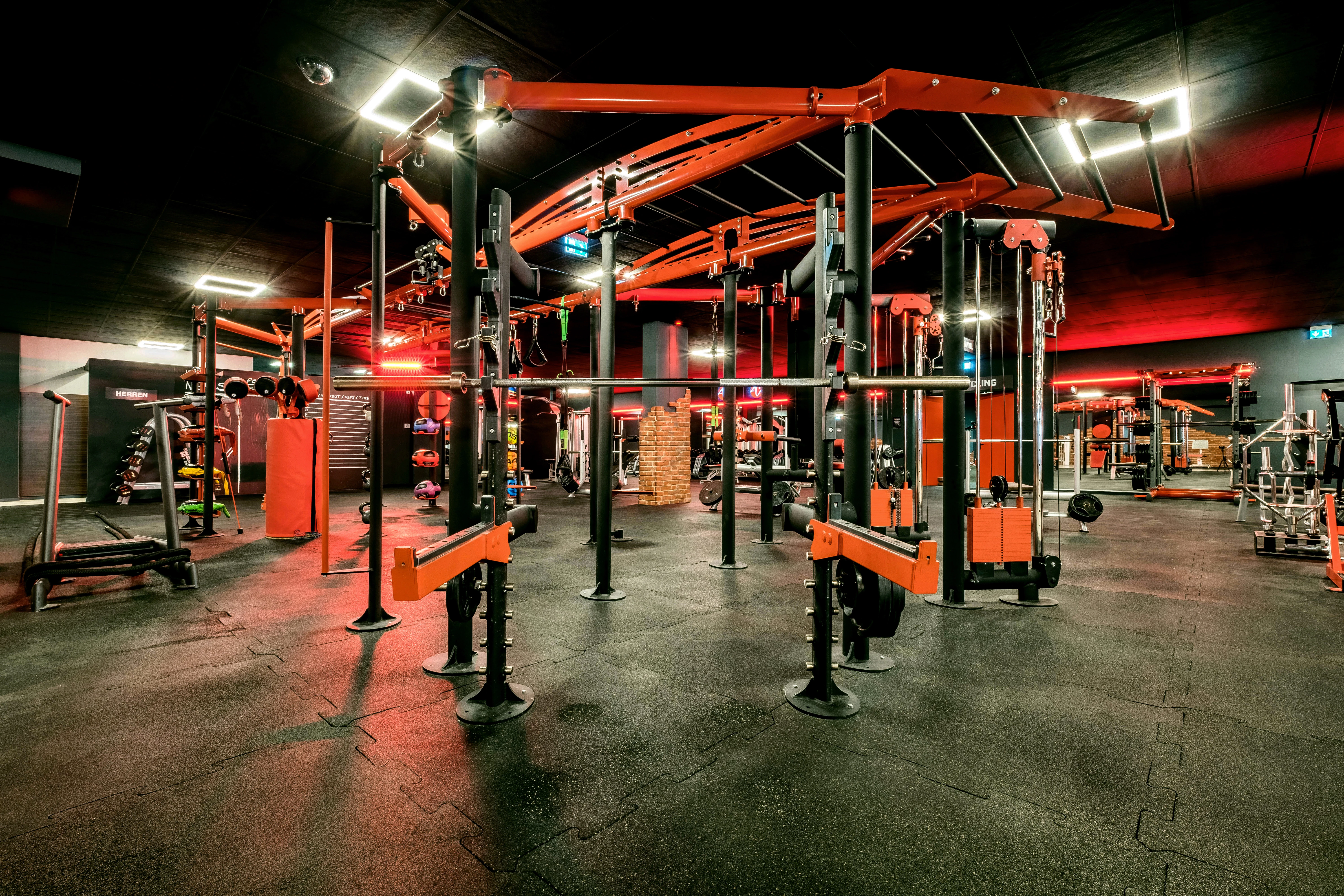 Functional-Training-Bereich mit vielseitigem Multifunktionsturm im modernen Studio von all inclusive Fitness